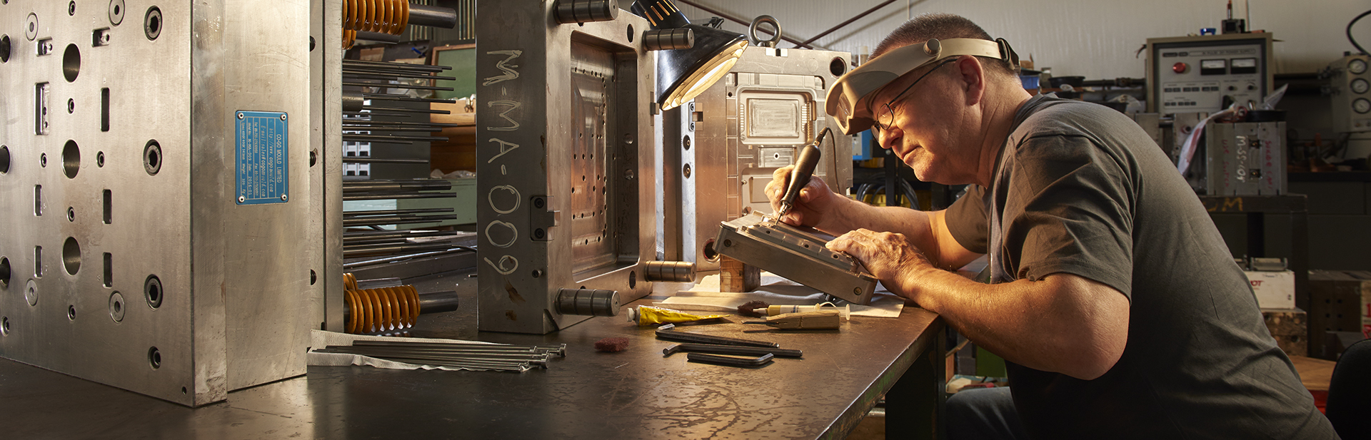 Advantage Plastic Products (APP) is a injection mold manufacturer offering custom plastic injection molds