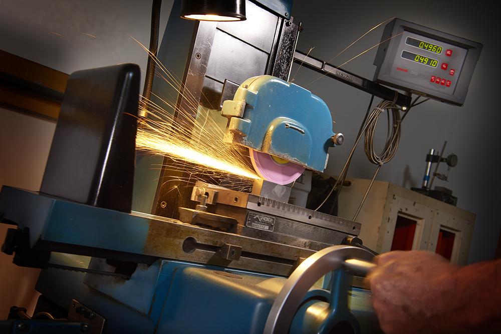 Plastic injection mold tooling - grinder